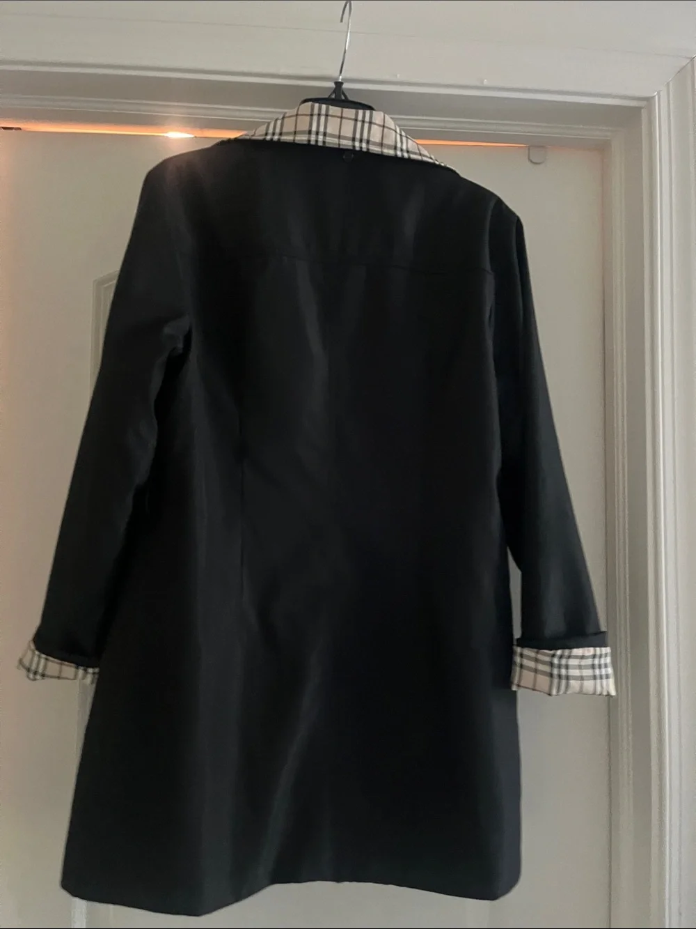 Burberry Black Coat with Beige Vintage Check Lining - Picture 4 of 4